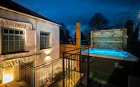 Grade 2 Listed 2 Bedroom Pet Friendly - Parking - Hot Tub - Very Quiet